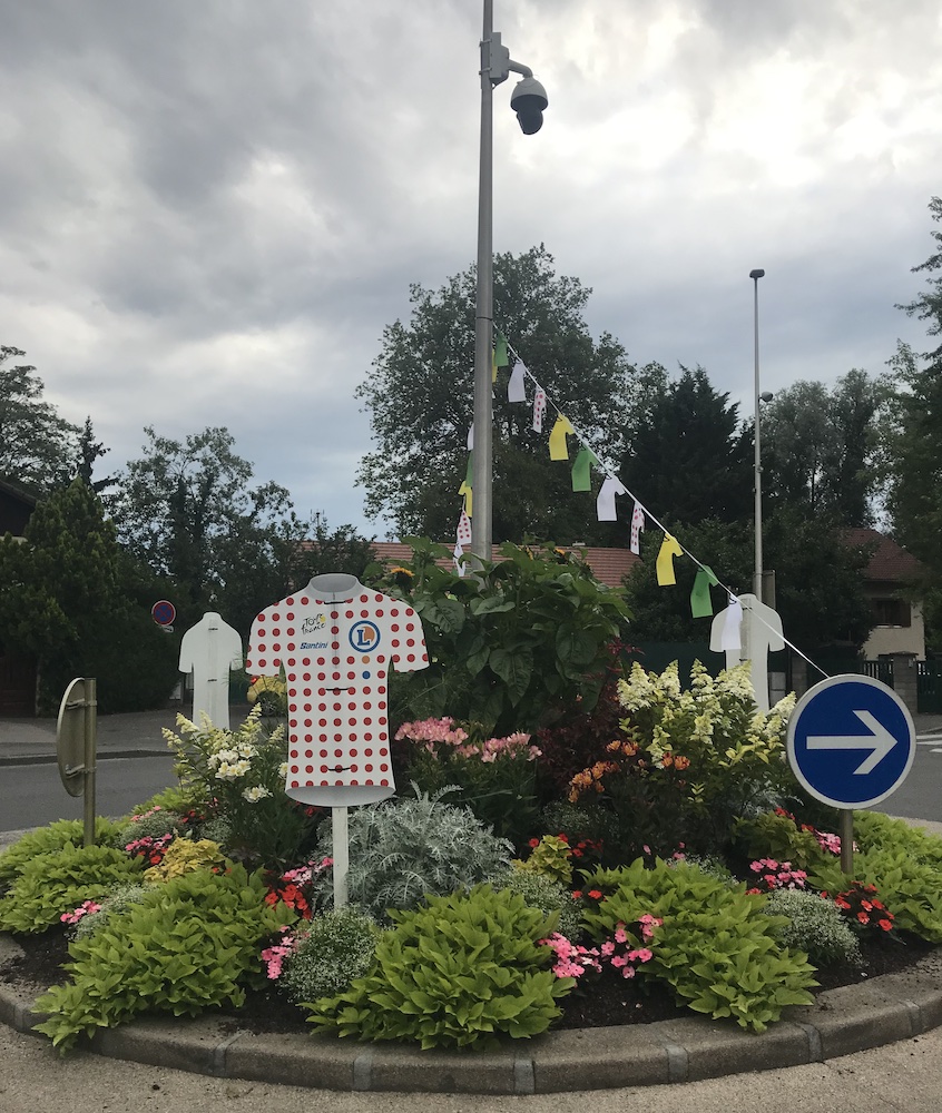 Annemasse_Gaillard_Giratoires_fleurs_Tour_France_2023_maillot_points_montagne