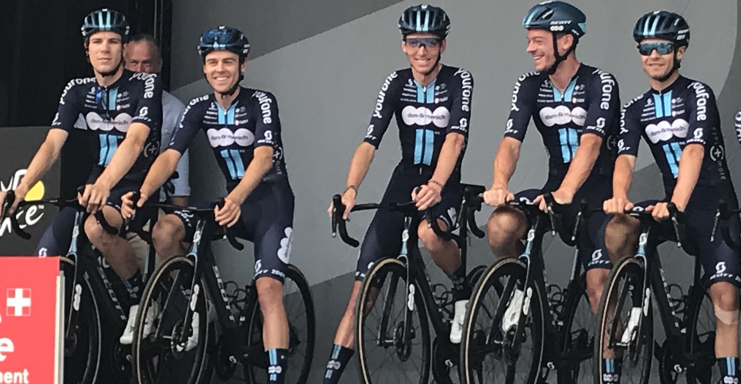 Annemasse_Place_Marches_Podium_Signature_Tour_France_2023_14_etape_Annemasse_depart_DSM_Frimenich_Romain_Bardet