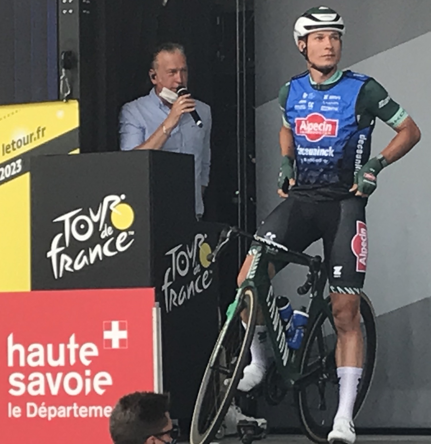 Annemasse_Place_Marches_Podium_Signature_Tour_France_2023_14_etape_Annemasse_depart_Jasper_Philipsen_maillot_vert_Alpecin-Deceuninck
