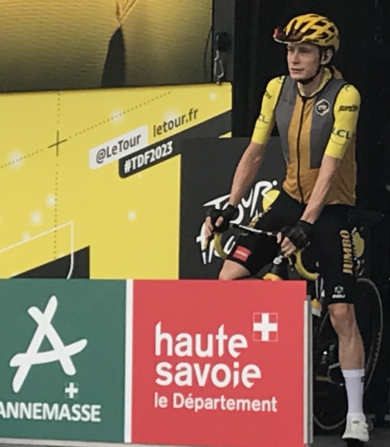 Annemasse_Place_Marches_Podium_Signature_Tour_France_2023_14_etape_Annemasse_depart_Jonas_Vingegaard_Jumbo_Visma