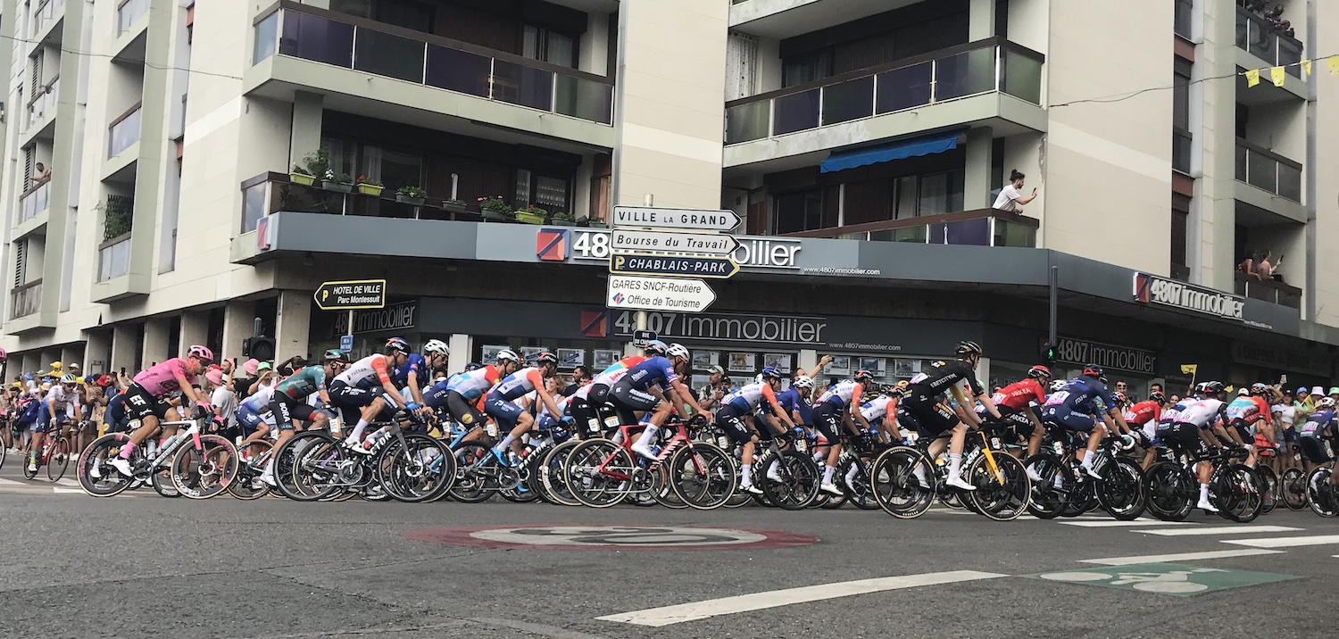 Annemasse_rue_M_Blanc_Rue_Chablais_Tour_France_2023_14_etape_Annemasse_depart_peloton