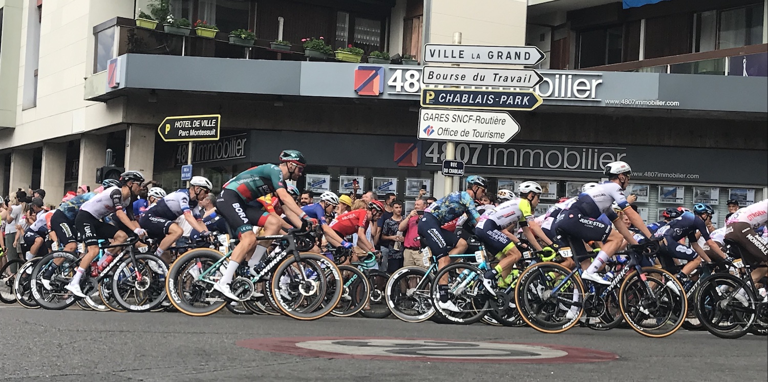 Annemasse_rue_M_Blanc_Rue_Chablais_Tour_France_2023_14_etape_Annemasse_depart_peloton_panneau