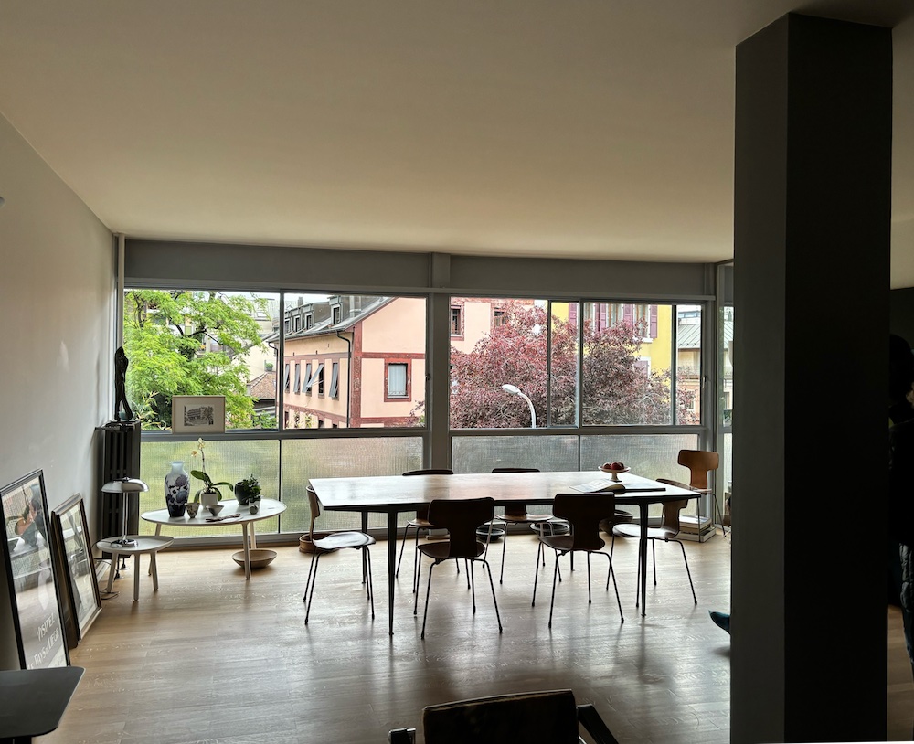 Geneve_immeuble_Clarete_Corbusier_Pierre_Jeanneret_appartement_salon_pilier