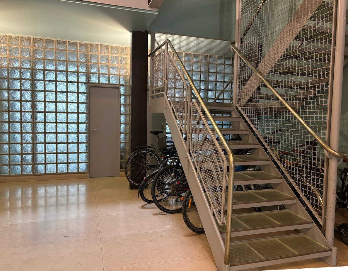 Geneve_immeuble_Clarete_Corbusier_Pierre_Jeanneret_cache_escalier_metal_verre