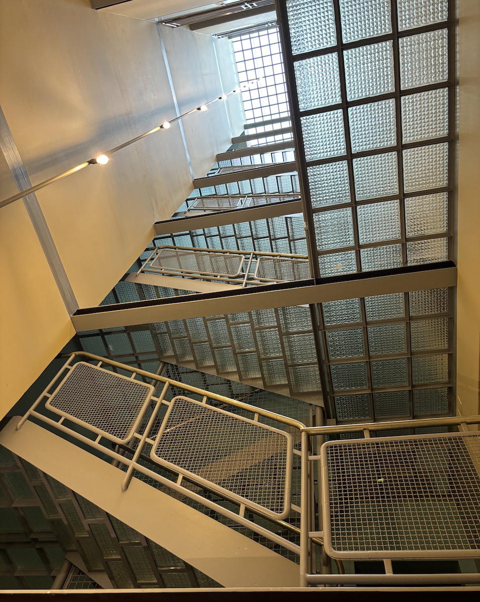 Geneve_immeuble_Clarete_Corbusier_Pierre_Jeanneret_cache_escalier_verre_metal