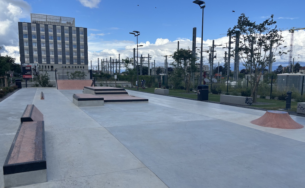 Annemasse_Avenue_Emile_Zola_Espace_Glisse_urbaine_rails
