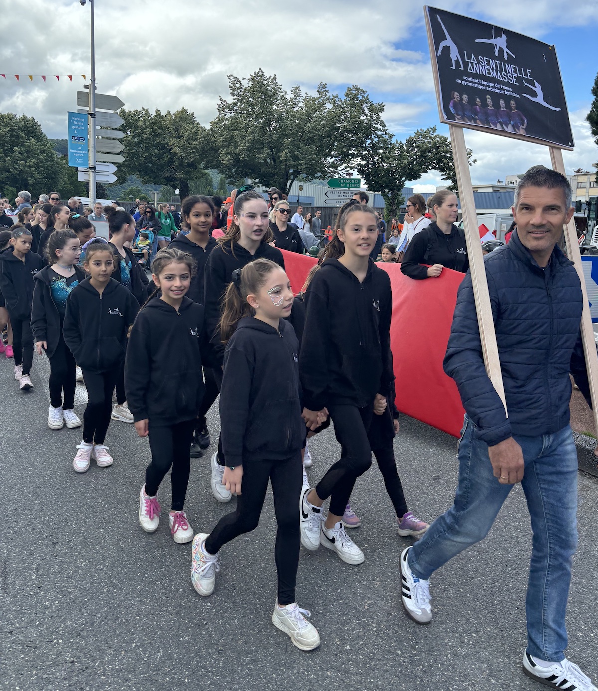 Annemasse_Chateau_Rouge_2024_Paris_Relais_Flamme_23_juin_cortege_Club_gymnastique_Sentinelle_