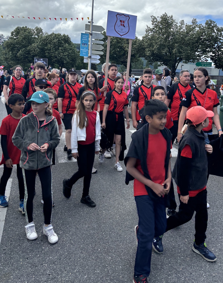 Annemasse_Chateau_Rouge_2024_Paris_Relais_Flamme_23_juin_cortege_Tir_Arc
