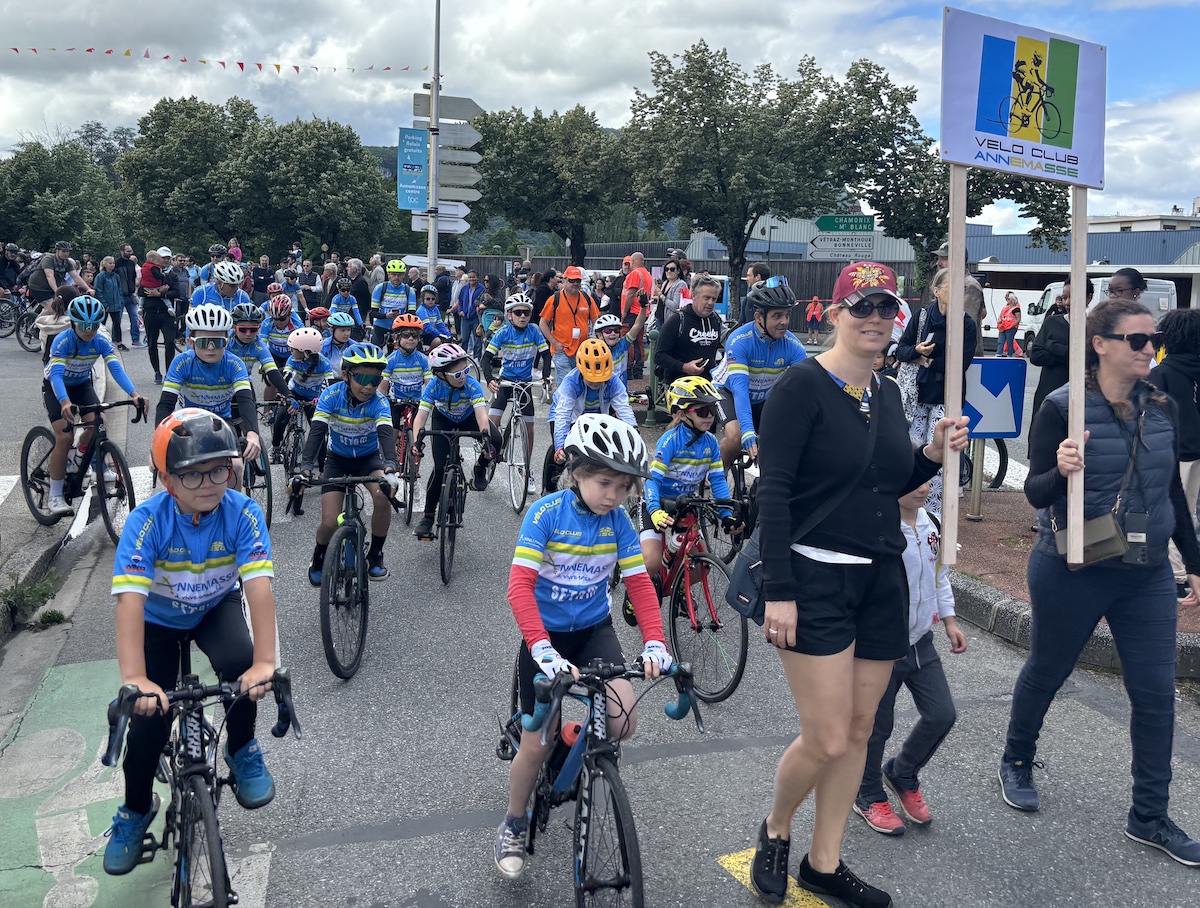 Annemasse_Chateau_Rouge_2024_Paris_Relais_Flamme_23_juin_cortege_Velo_Club_Annemasse