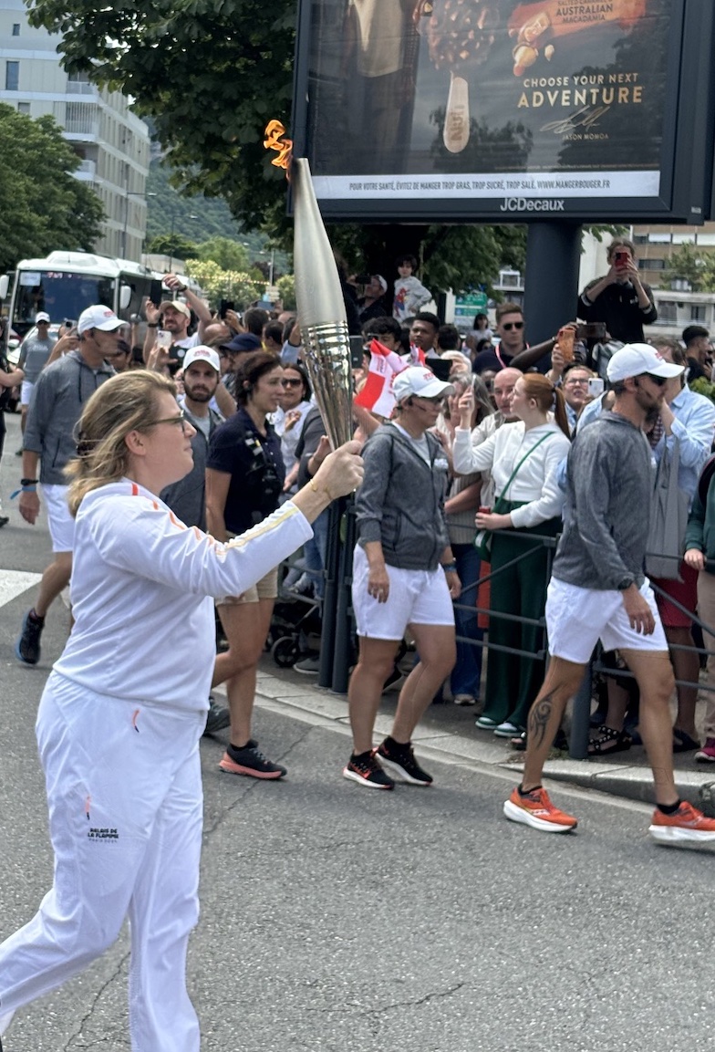 Annemasse_Place_Liberation_Jeux_Olympique_2024_Paris_Relais_Flamme_23_juin_porteuse_relais_flamme_Volley_Club1