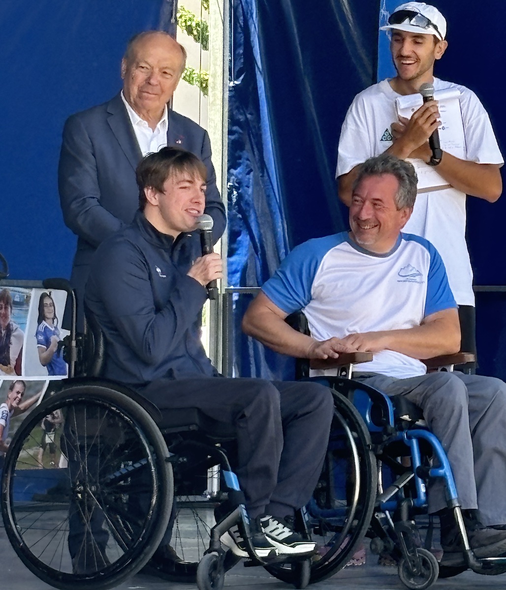Annemasse_Place_Liberation_Jeux_Olympique_2024_Paris_Relais_Flamme_23_juin_relais_flamme_Dimitri_Granjux_Natation_handisport_entraineur_Christian_Dupessey_maire