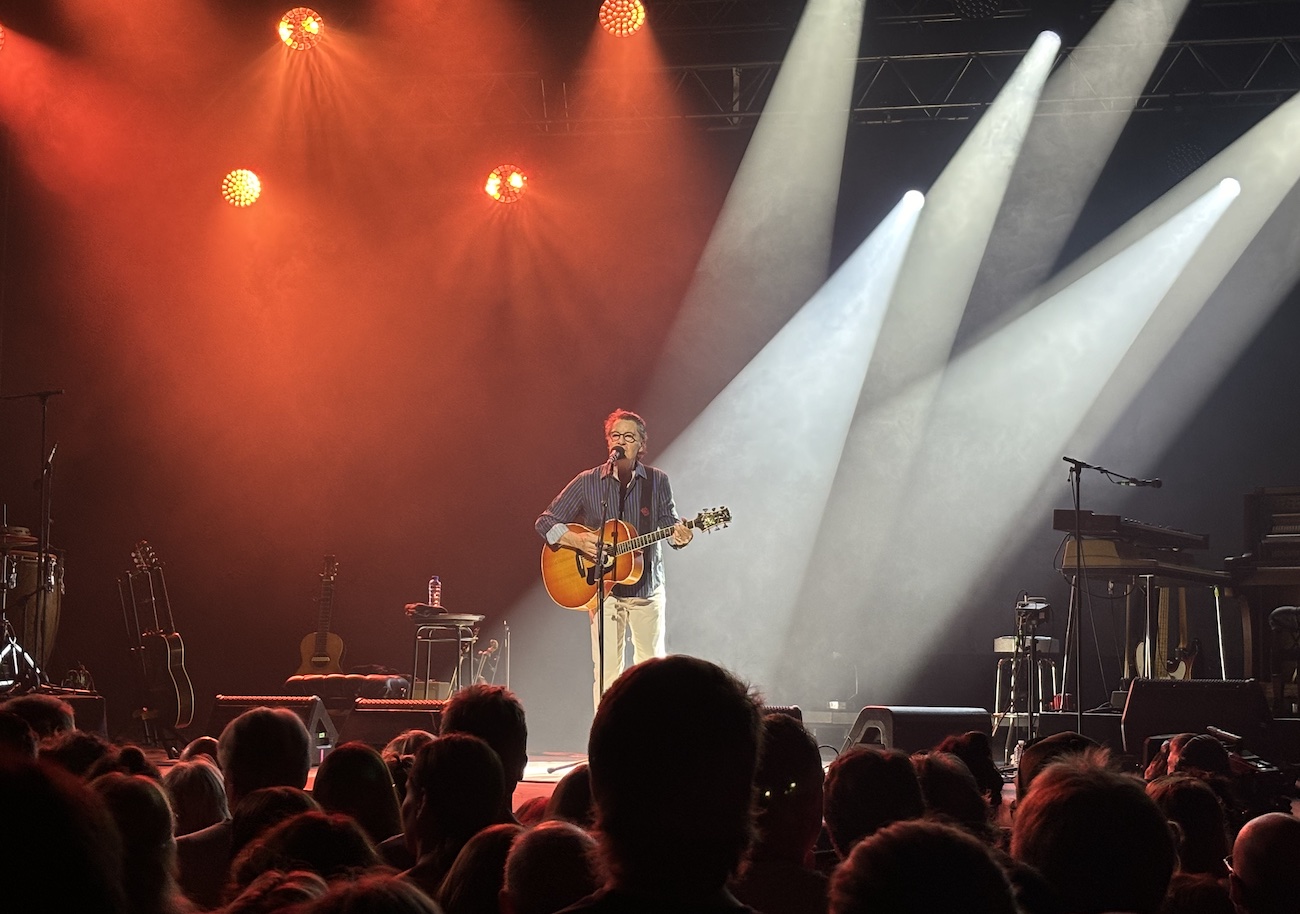 St_Julien_en_Genevois_Guitare_en_Scene_2024_Francis_Cabrel_guitare_chapiteau_public_20_juillet