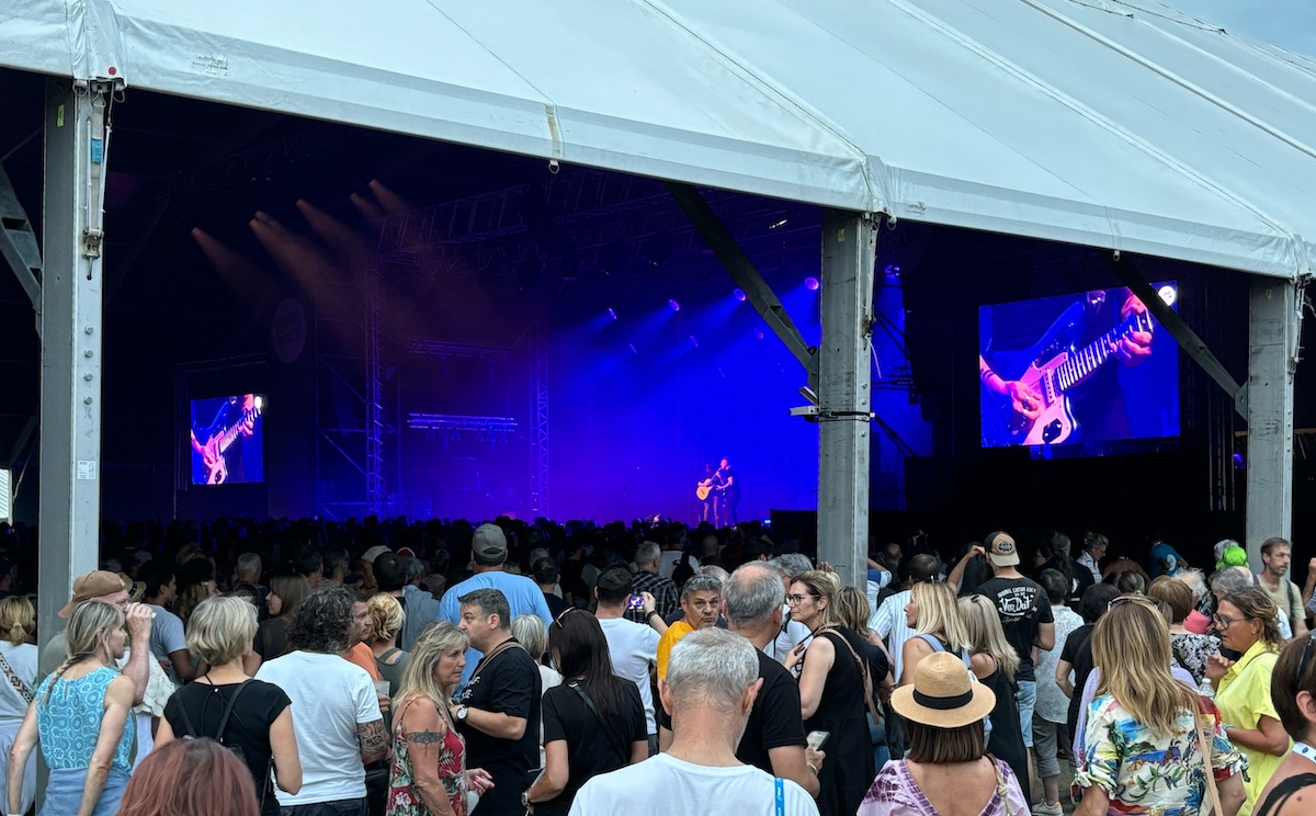St_Julien_en_Genevois_Guitare_en_Scene_2024_Rodrigo_Gabriela_chapiteau_public