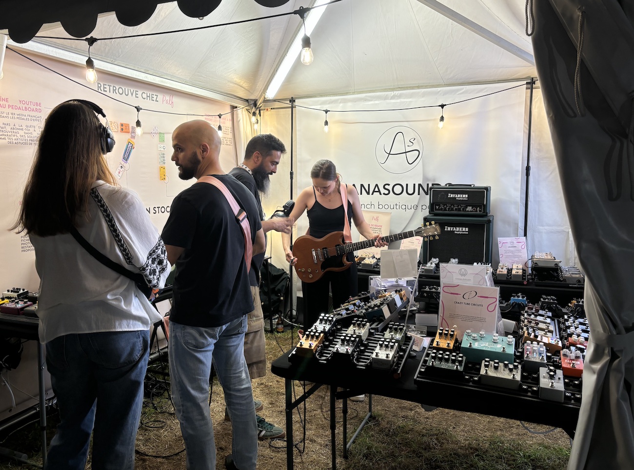 St_Julien_en_Genevois_Guitare_en_Scene_2024_village_stand_guitare_ampli