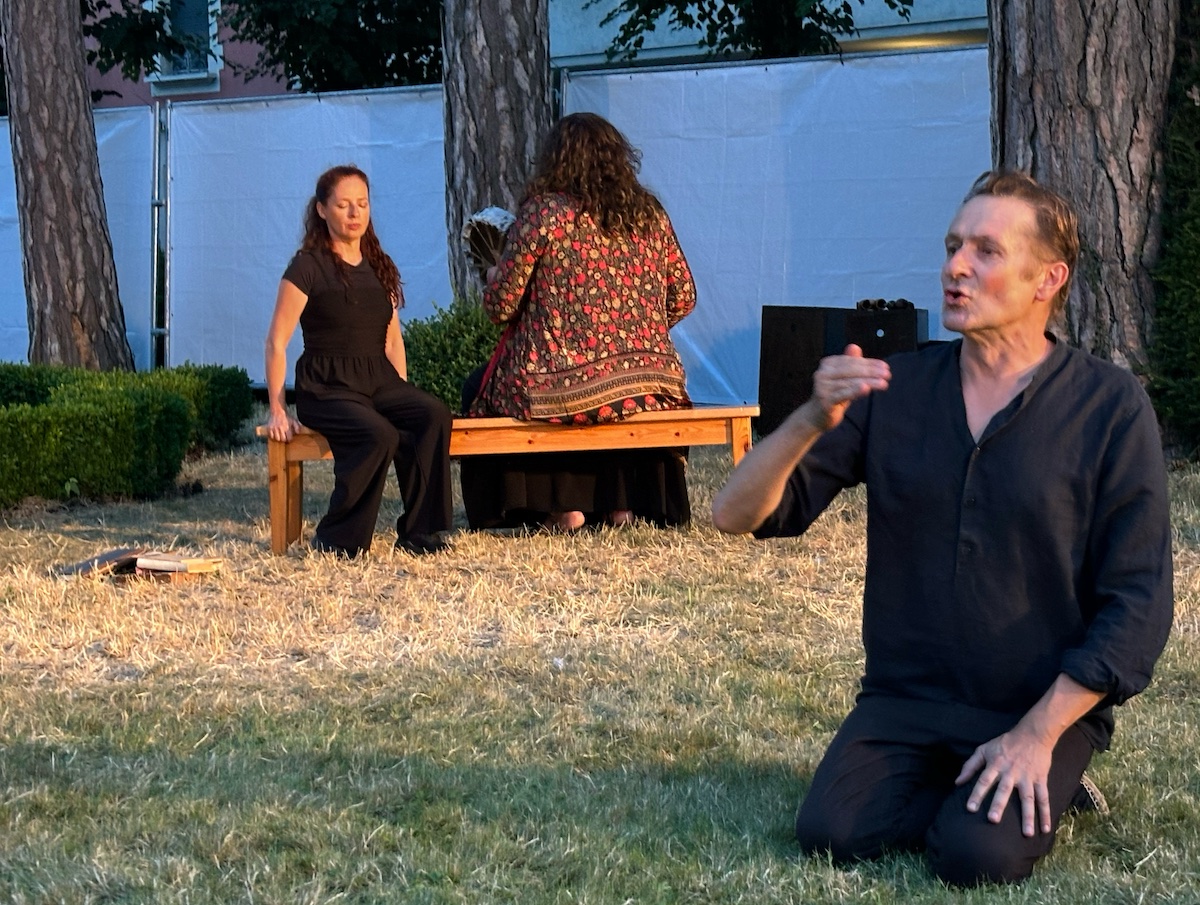 Geneve_Maison_Delices_Musee_Voltaire_jardin_theatre_Plein_air_chant_danse_Compagnie_Solitaire_Didier_Carrer_Berenice_Saint_Aignon_Soumaya_Hallak_jeu