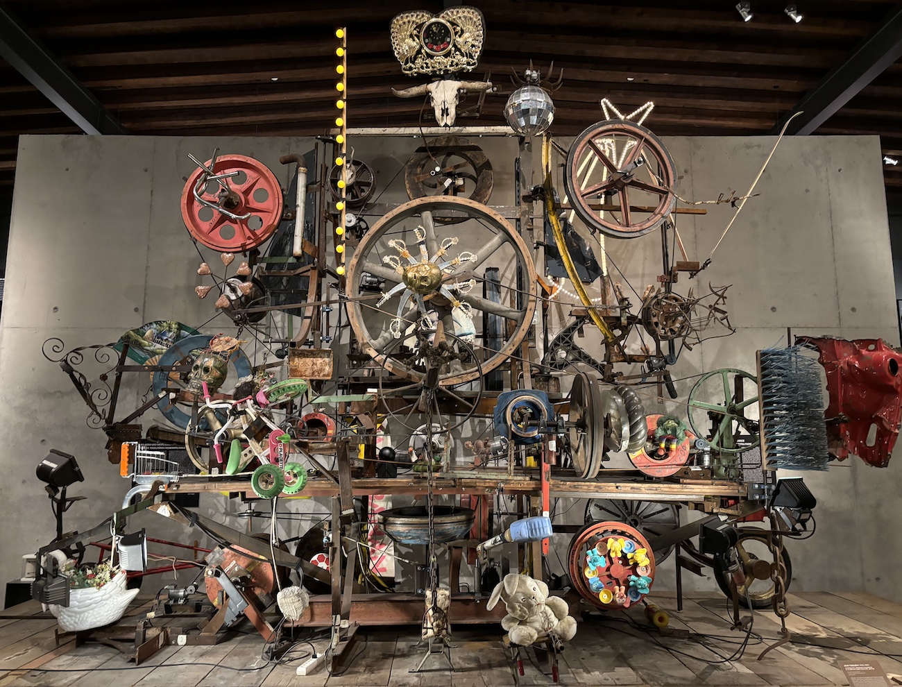 Fribourg_Espace_Jean_Tinguley_Niki_de_Saint_Phalle_retable_abondance_occidentale_mercantilisme_totalitaire