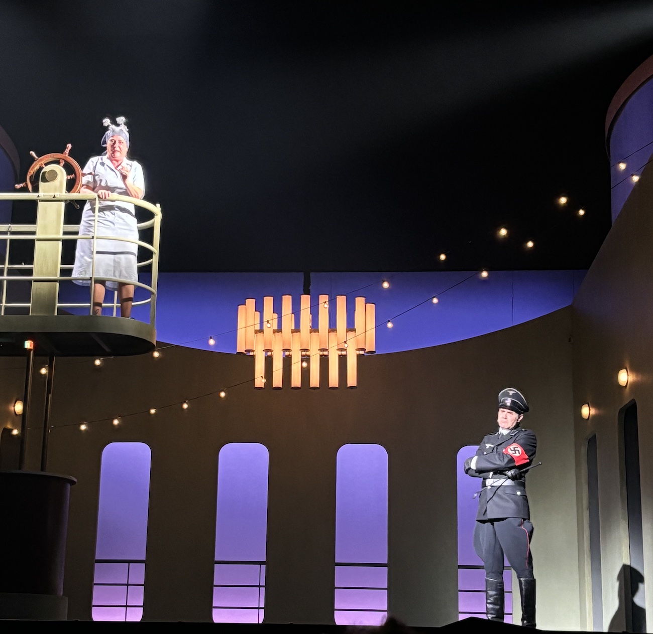 Geneve_Casino_Theatre_Revue_2024_barre_extreme_droite_Barbey_Deshusses