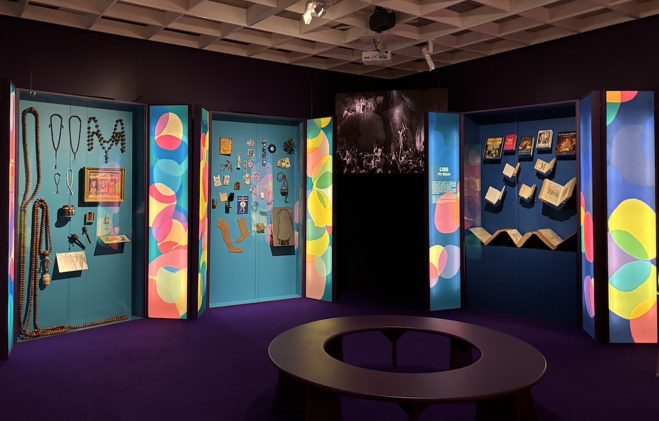 Geneve_MIR_Musee_international_Reforme_Exposition_2024_Jouer_avec_Dieux_magasin_croyances_vision_360_degree