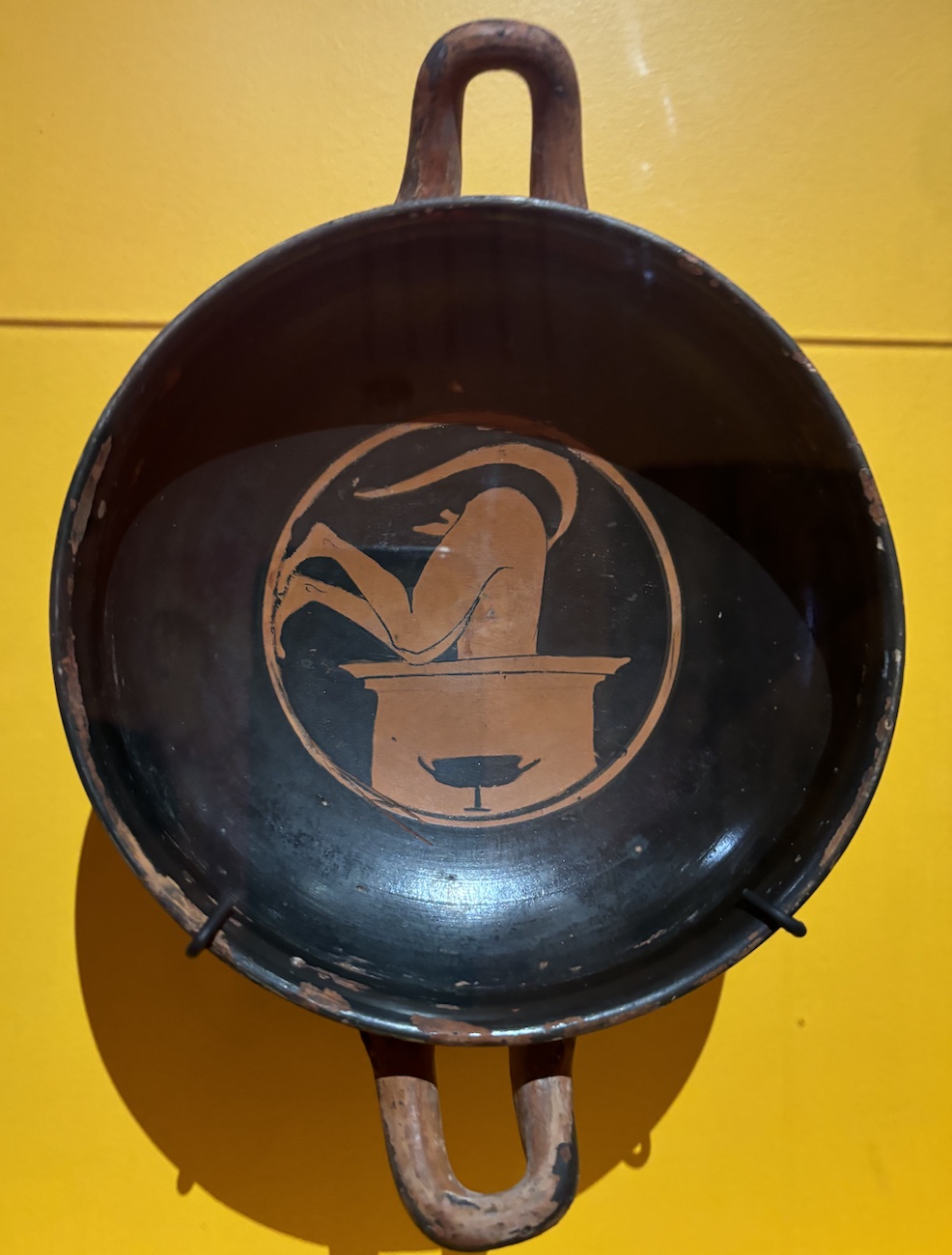 Geneve_MIR_Musee_international_Reforme_Exposition_2024_Jouer_avec_Dieux_rire_jaune_satyre_jarre_490_av_JC