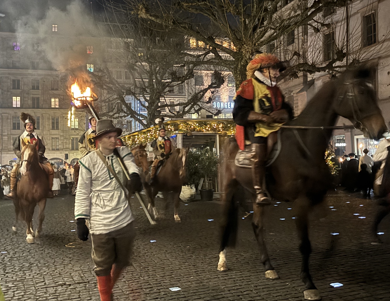 Geneve_Place_Molard_Escalade_2024_cortege_chevalier_torche