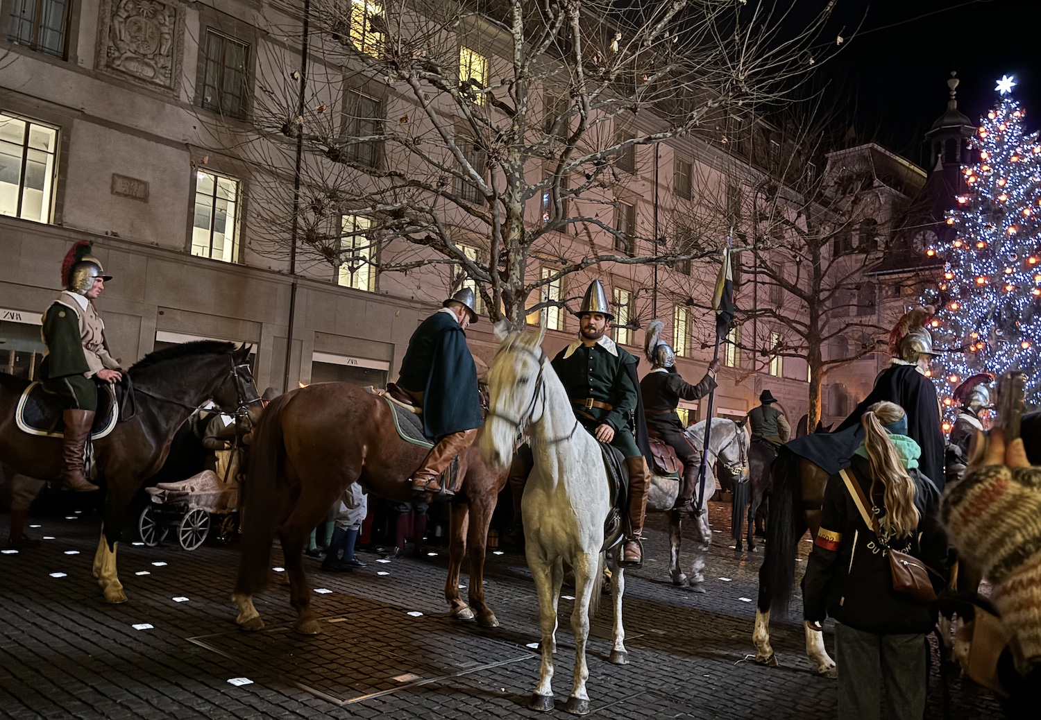 Geneve_Place_Molard_Escalade_2024_cortege_chevaliers_sapin
