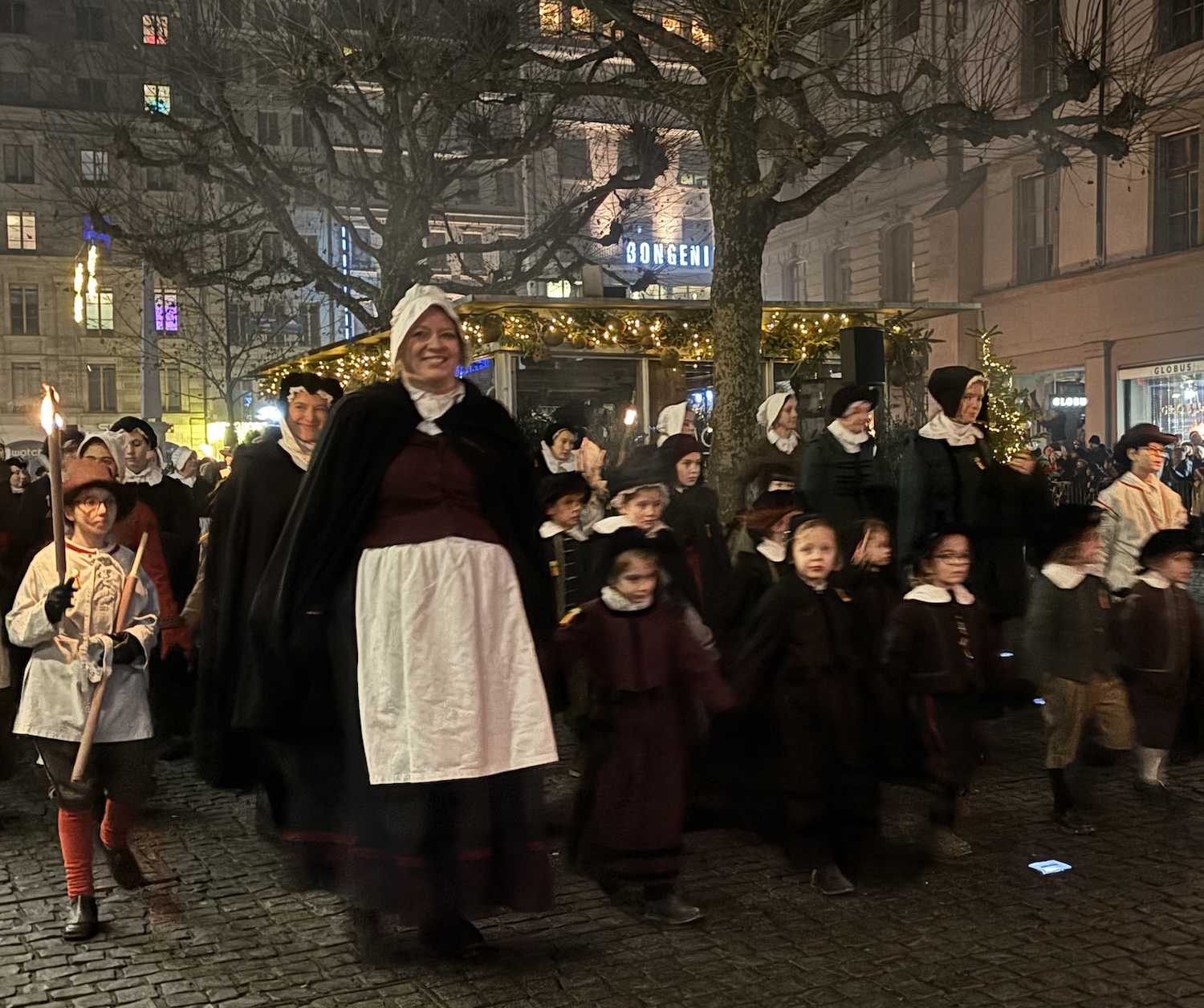 Geneve_Place_Molard_Escalade_2024_cortege_costumes_enfants1
