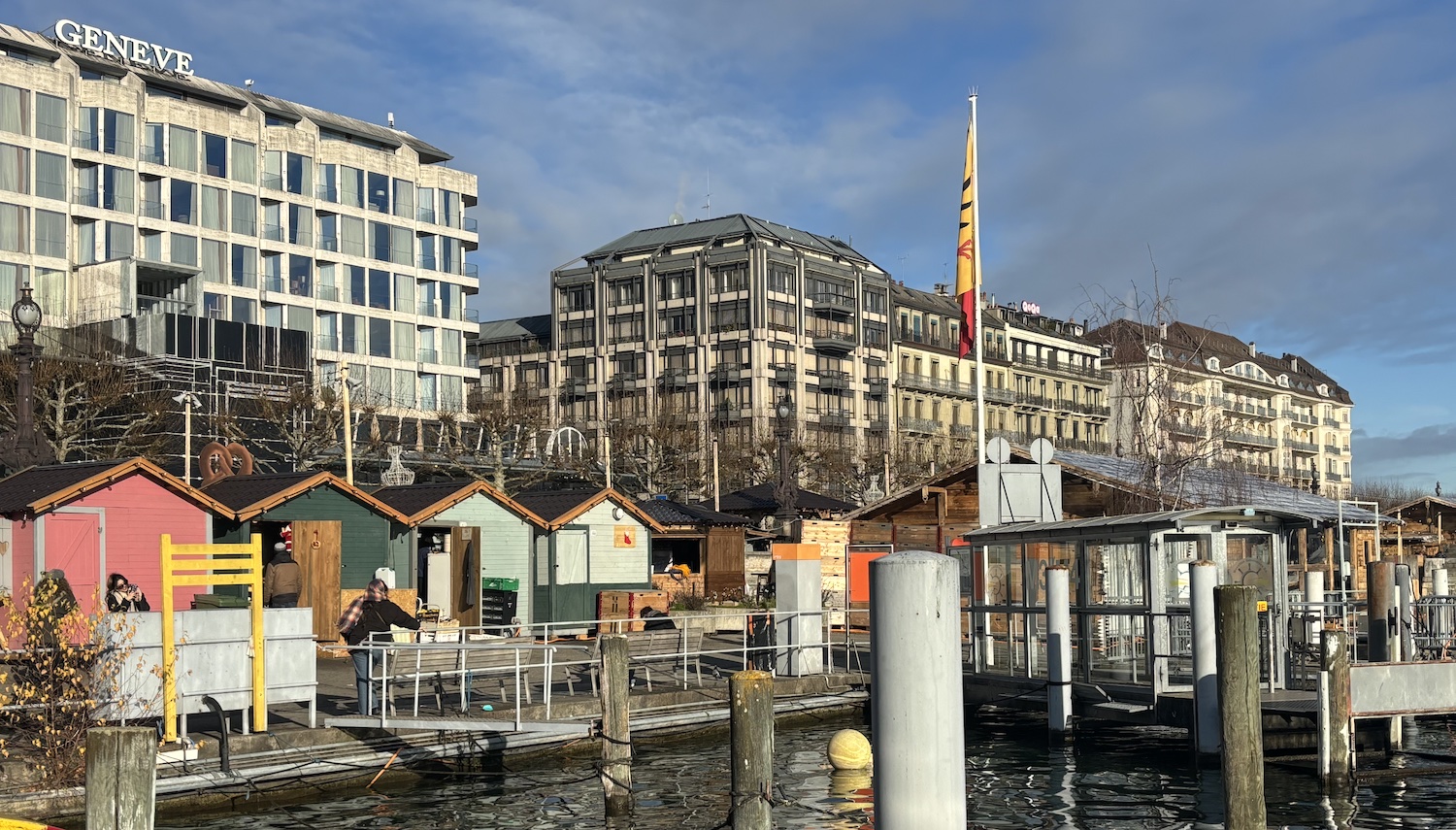 Geneve_quai_Gustave_Ador_Noel_au_Quai_2024_Marche_Noel_embarcadere_Mouette_Paquis1