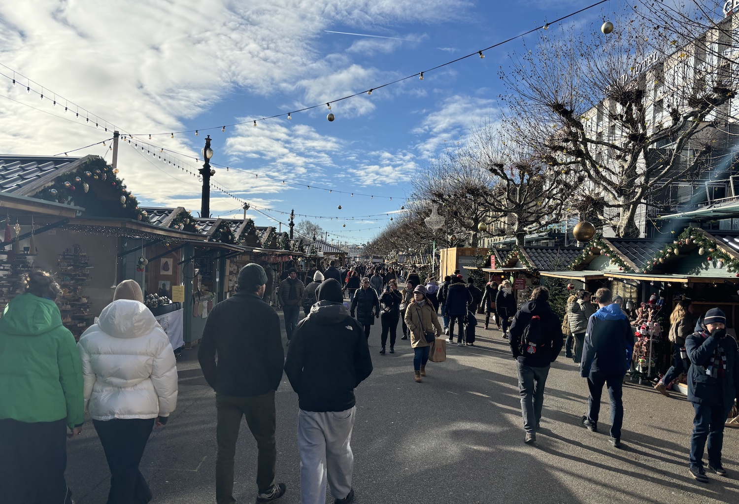 Geneve_quai_Gustave_Ador_Noel_au_Quai_2024_Marche_Noel_pietons