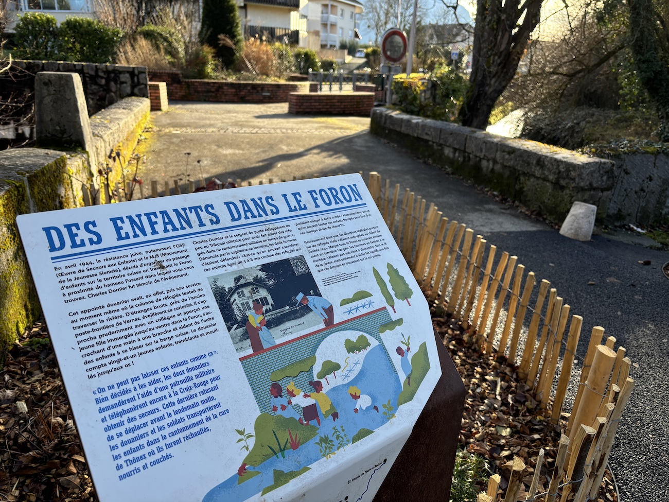 Geneve_Thonex_Gaillard_Pont_Escalade_chemin_memorial_frontiere_enfants_dans_le_foron