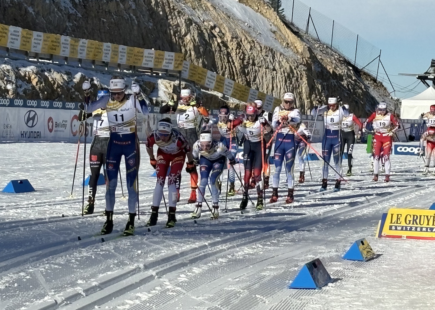 Rousses_Stade_nordique_tuffes_Coupe_Monde_ski_fond_FIS_2025_Femmes_Mass_Start_Classic_20km_passage_Frida_Karlsson