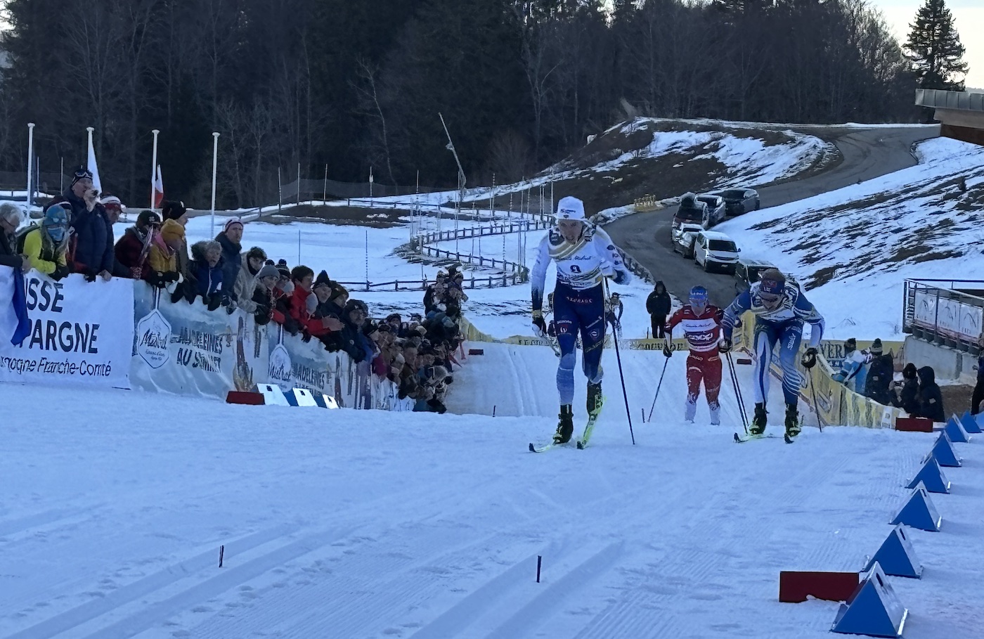 Rousses_Stade_nordique_tuffes_Coupe_Monde_ski_fond_FIS_2025_Hommes_Mass_Start_Classic_20km_arrivee_Poromaa_William