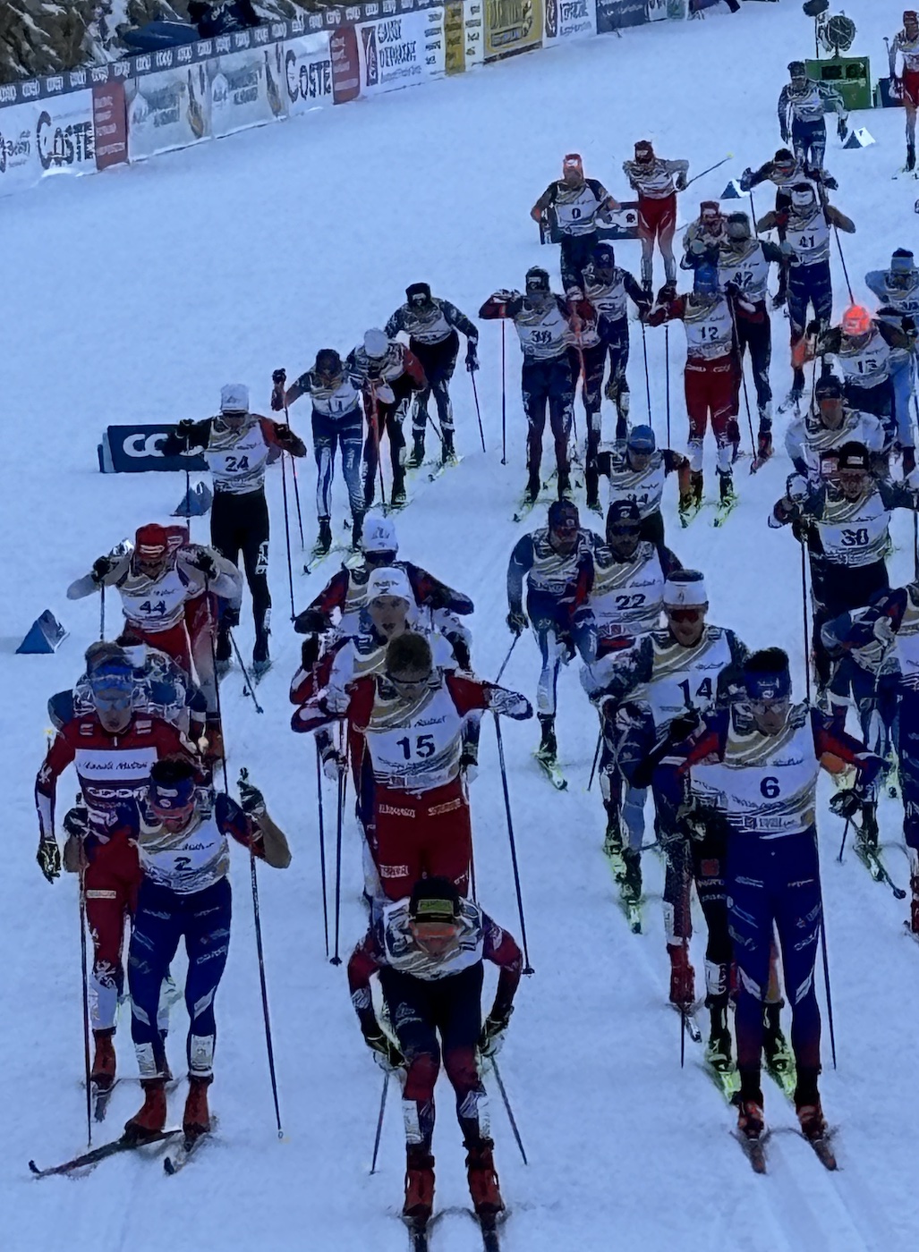 Rousses_Stade_nordique_tuffes_Coupe_Monde_ski_fond_FIS_2025_Hommes_Mass_Start_Classic_20km_passage_groupe