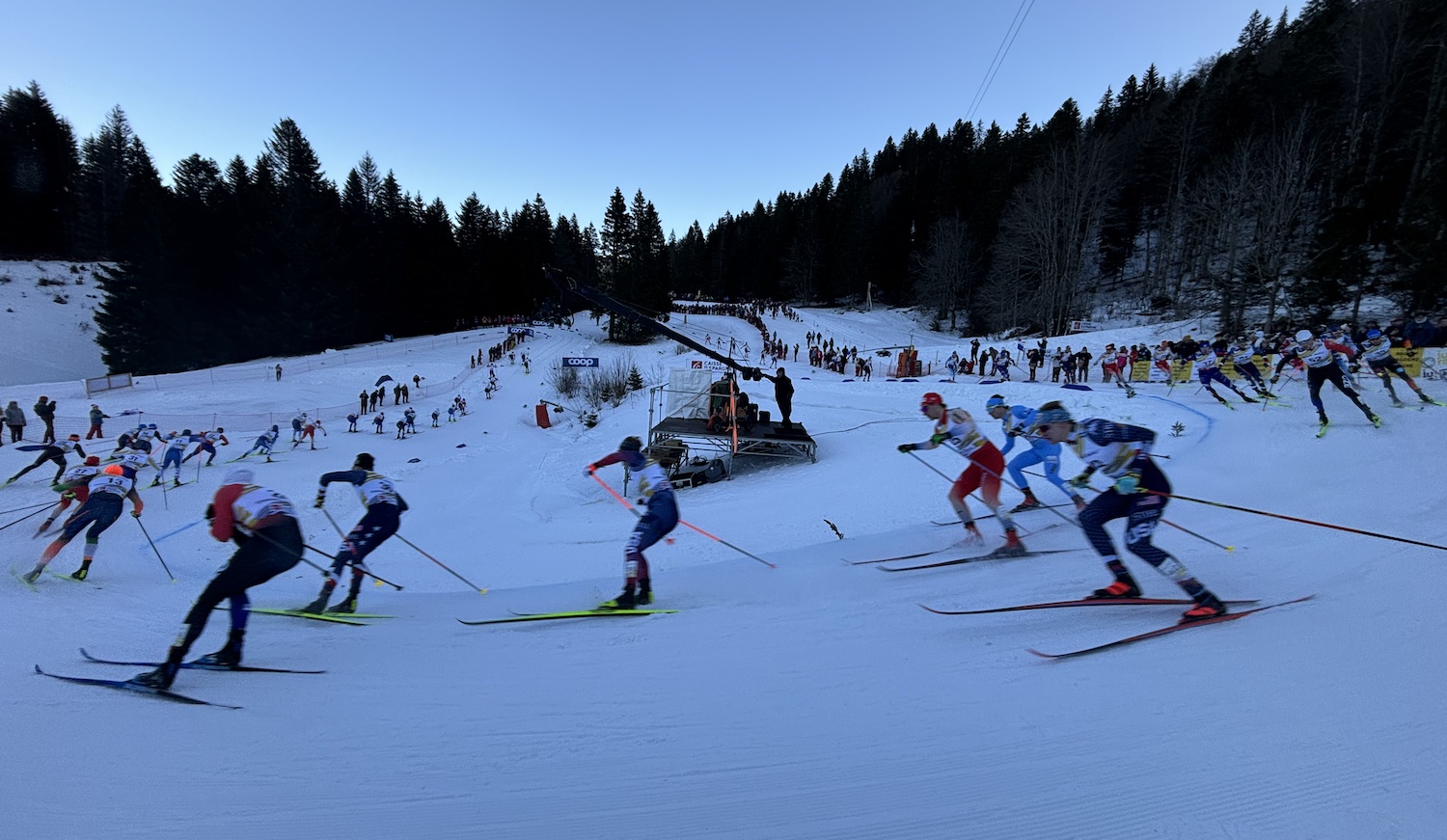 Rousses_Stade_nordique_tuffes_Coupe_Monde_ski_fond_FIS_2025_Hommes_Mass_Start_Classic_20km_virage