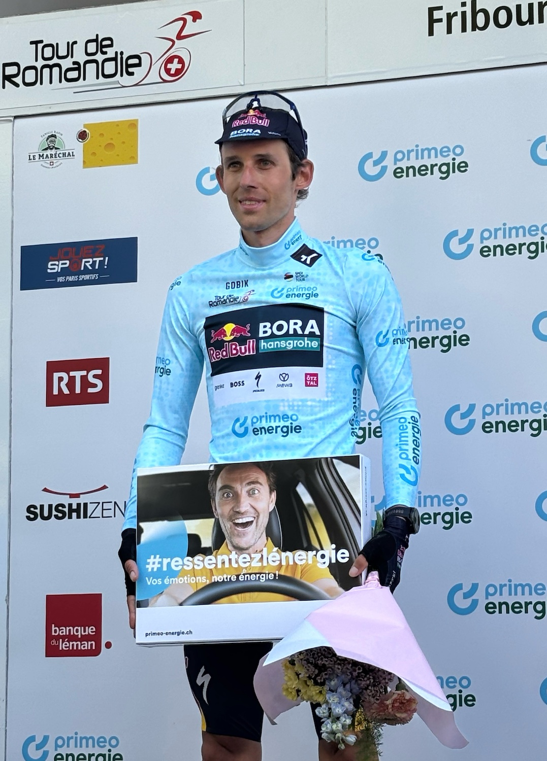 Fribourg_Boulevard_Perolles_Tour_Romandie_2025_1re_etape_29_avril_2025_podium_Ben_Zwiehoff_meilleur_grimpeur_Primo_Energie