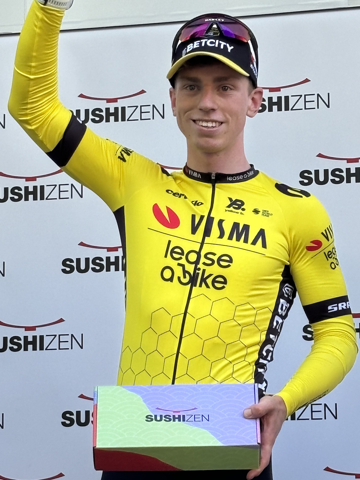 Fribourg_Boulevard_Perolles_Tour_Romandie_2025_1re_etape_29_avril_2025_podium_Brennan_James_Matthew_vainqueur_etape_Sushi_Zen