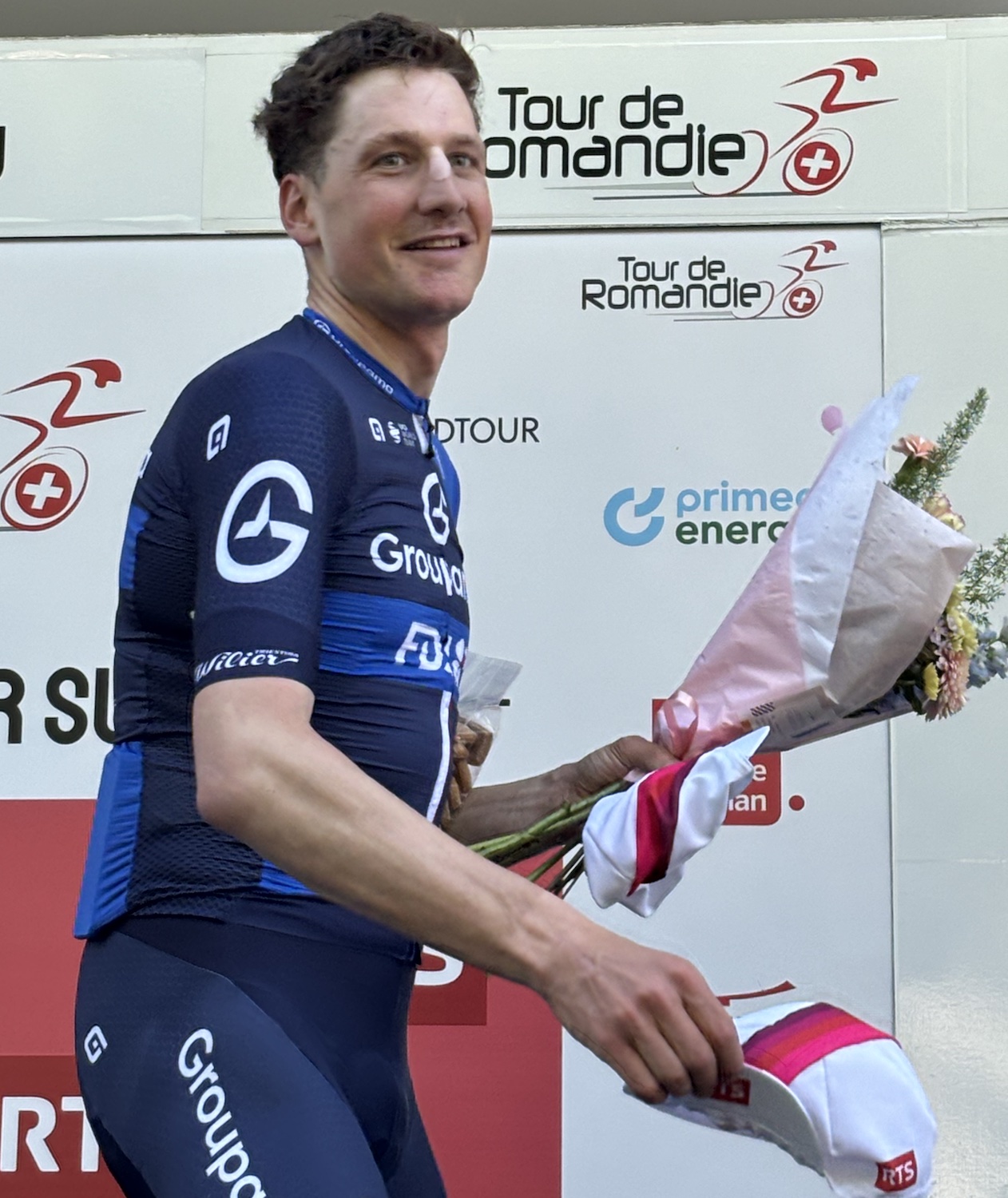 Fribourg_Boulevard_Perolles_Tour_Romandie_2025_1re_etape_29_avril_2025_podium_Stefan_Kung_meilleur_Suisse_lancer_Casquette