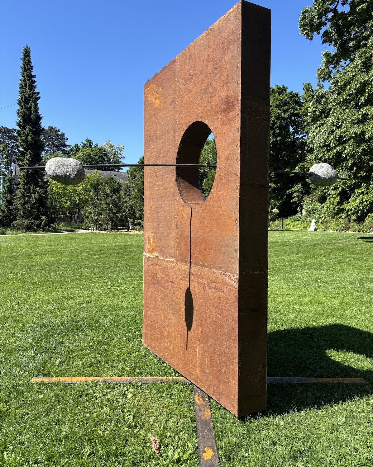 Geneve_Chene-Bougeries_Parc_Stagni_sculptures_au_parc_association_sculpteurs_sculptrices_Geneve_asdg_Jean-Marc_Aguilar_equilibre