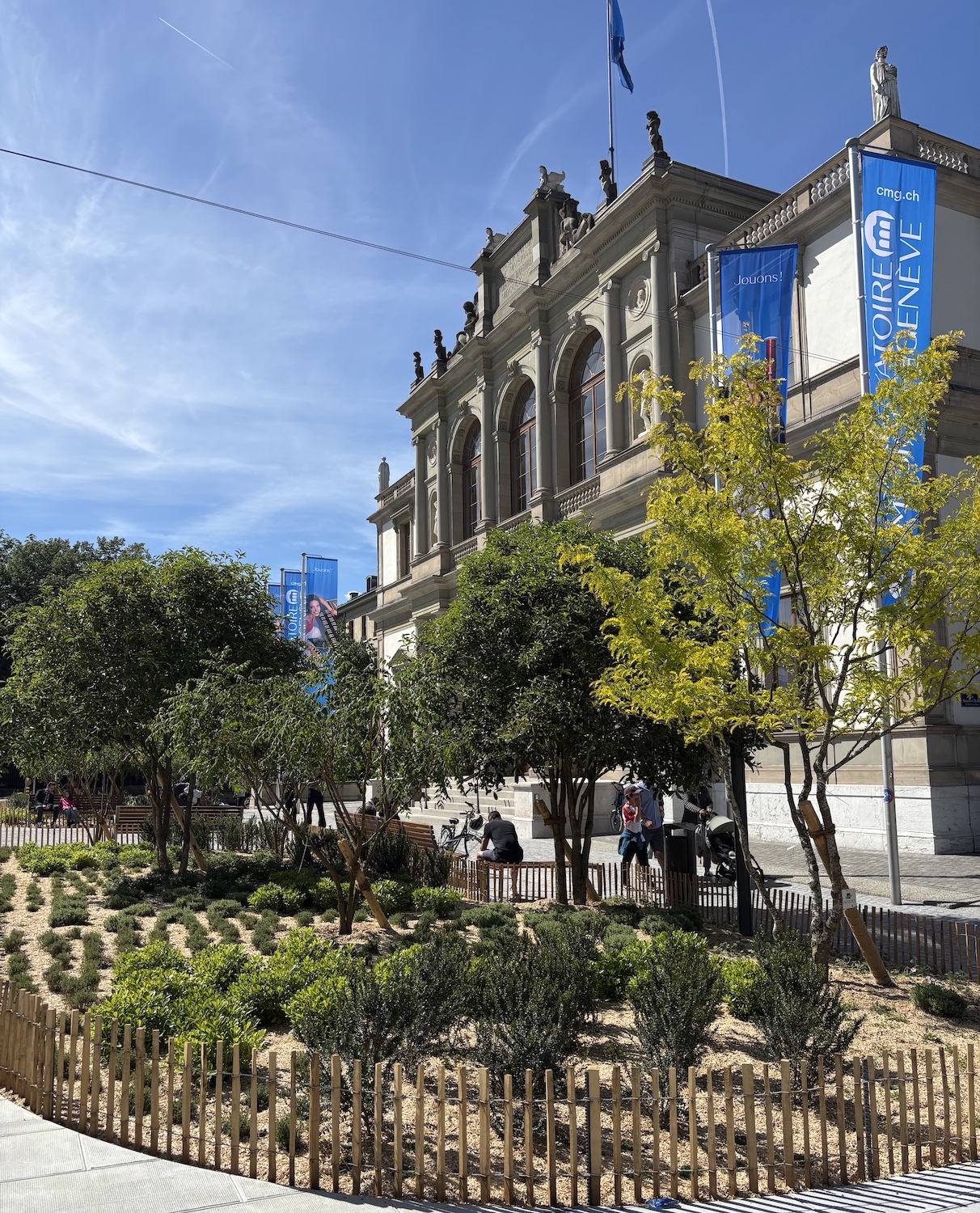 Geneve_Place_Neuve_Conservatoire_Esplanade_public_2025_vegetation_banc