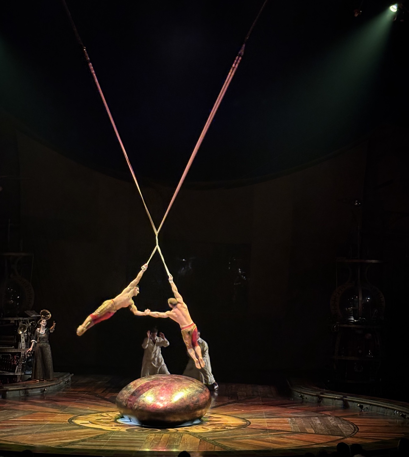 Geneve_Plaipalais_Cirque_Soleil_Kurios_cabinet_curiosite_2025_Sangles_aeriennes_freres_siamois