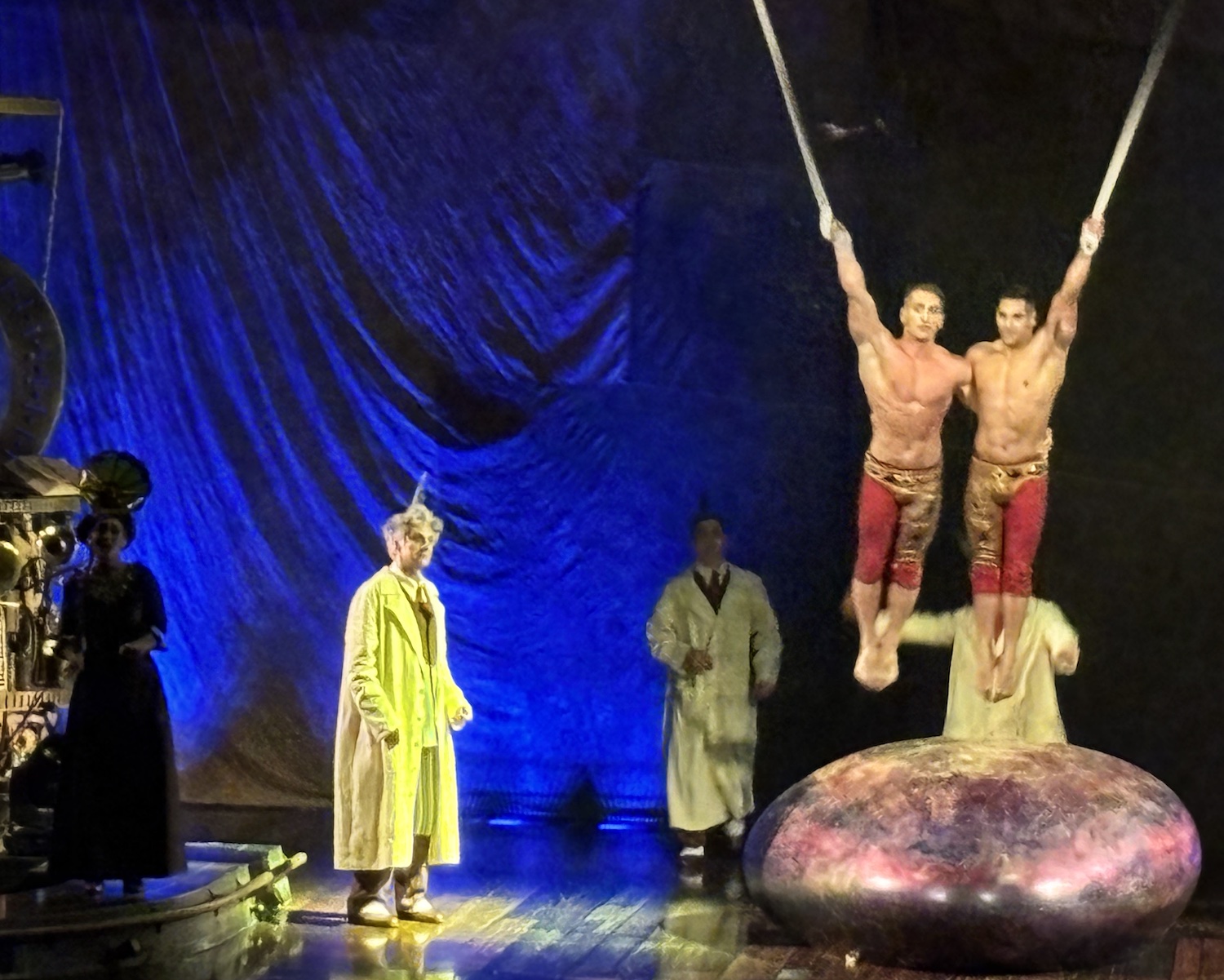 Geneve_Plaipalais_Cirque_Soleil_Kurios_cabinet_curiosite_2025_Sangles_aeriennes_freres_siamois_Chercheur