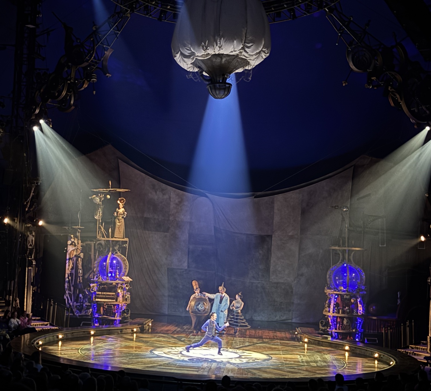 Geneve_Plaipalais_Cirque_Soleil_Kurios_cabinet_curiosite_2025_Sangles_aeriennes_jongleur