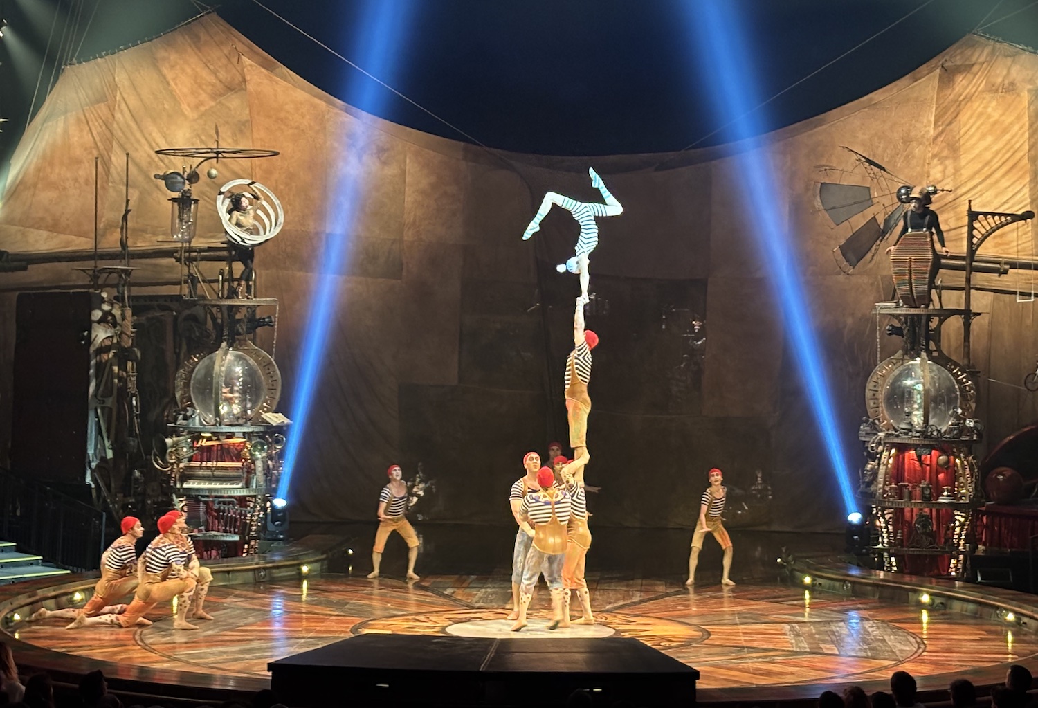 Geneve_Plaipalais_Cirque_Soleil_Kurios_cabinet_curiosite_2025_acrobate2
