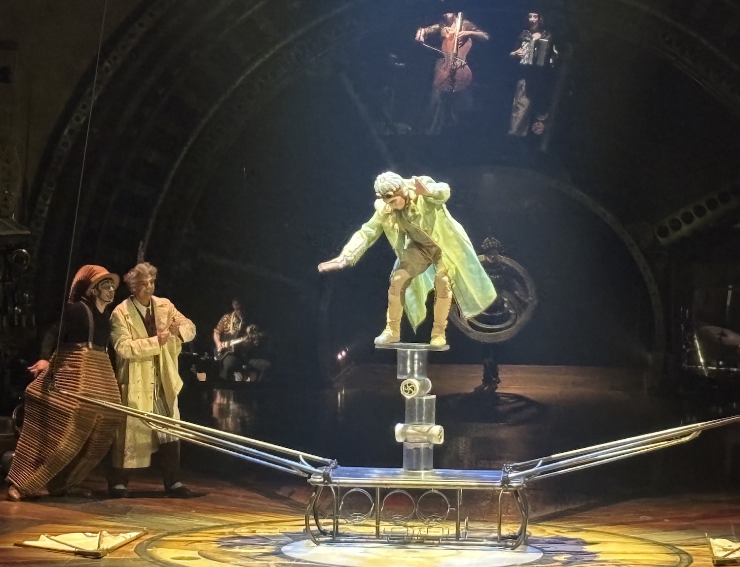 Geneve_Plaipalais_Cirque_Soleil_Kurios_cabinet_curiosite_2025_aviateur_Rola-Bola_planche
