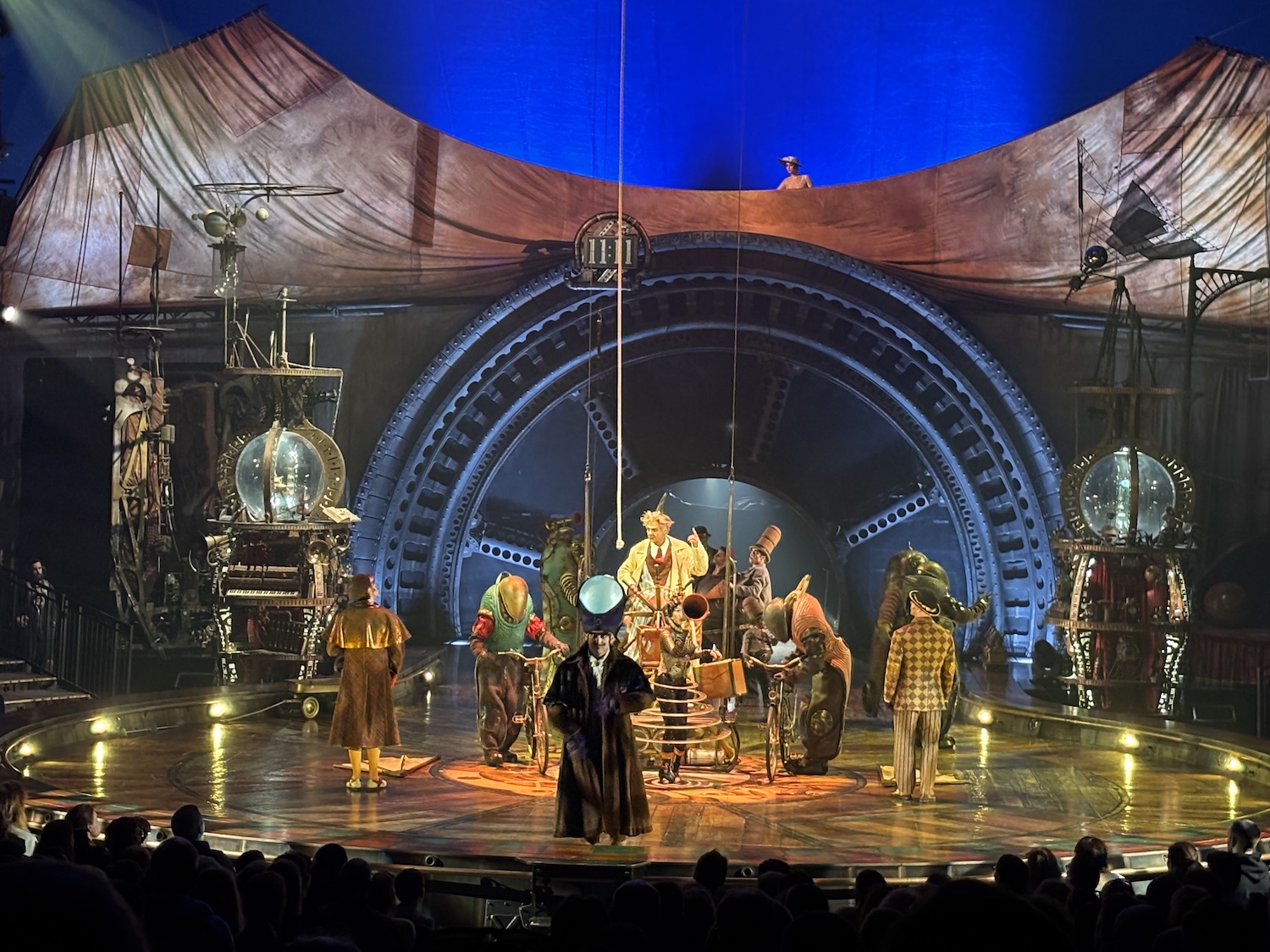 Geneve_Plaipalais_Cirque_Soleil_Kurios_cabinet_curiosite_2025_chercheur_Curiosistanais_chapeau