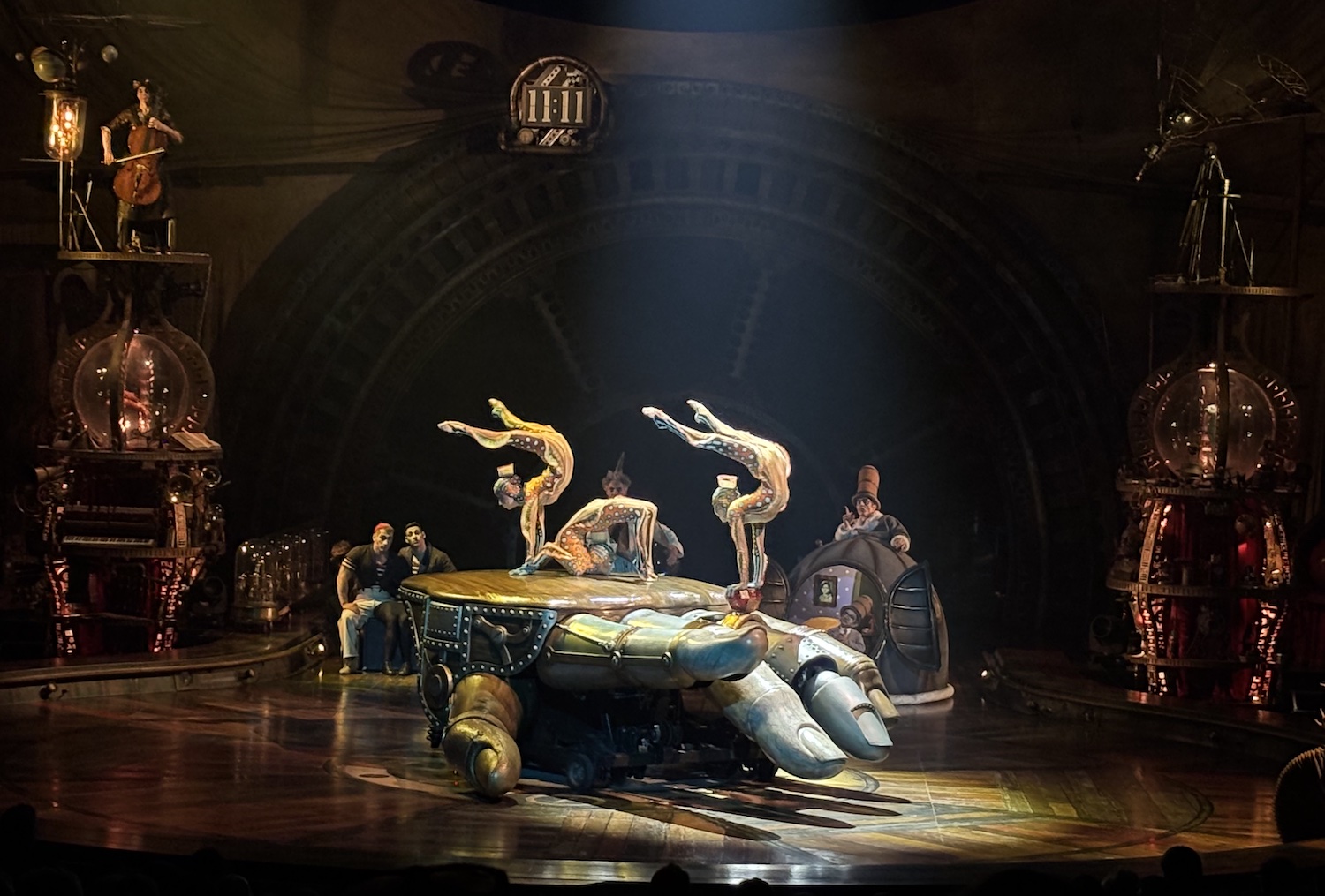 Geneve_Plaipalais_Cirque_Soleil_Kurios_cabinet_curiosite_2025_main_mecanique_promontoire_Contorsion_creature_marine