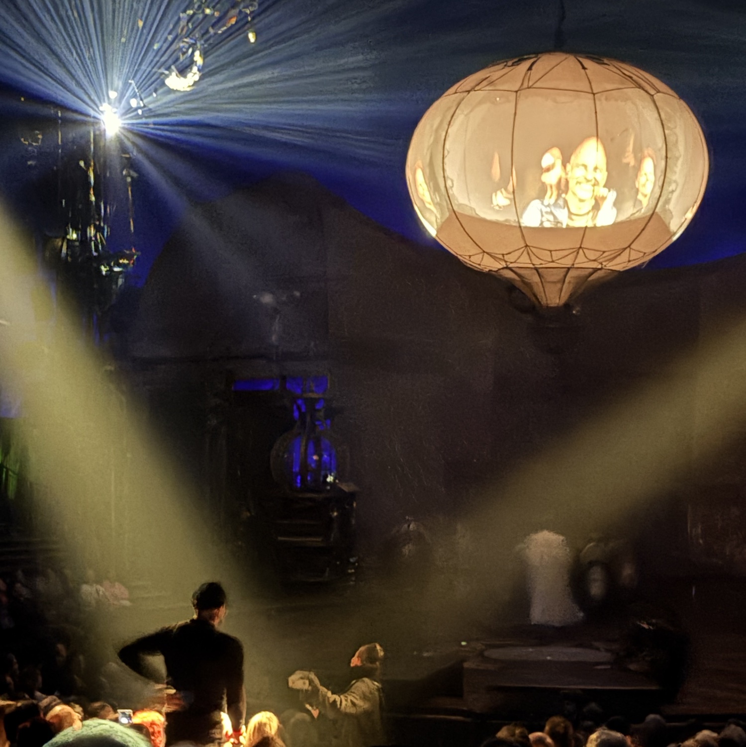 Geneve_Plaipalais_Cirque_Soleil_Kurios_cabinet_curiosite_2025_main_mongolfiere_public