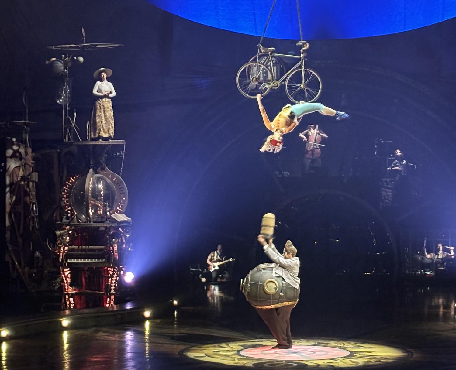 Geneve_Plaipalais_Cirque_Soleil_Kurios_cabinet_curiosite_bicyclette_aerienne