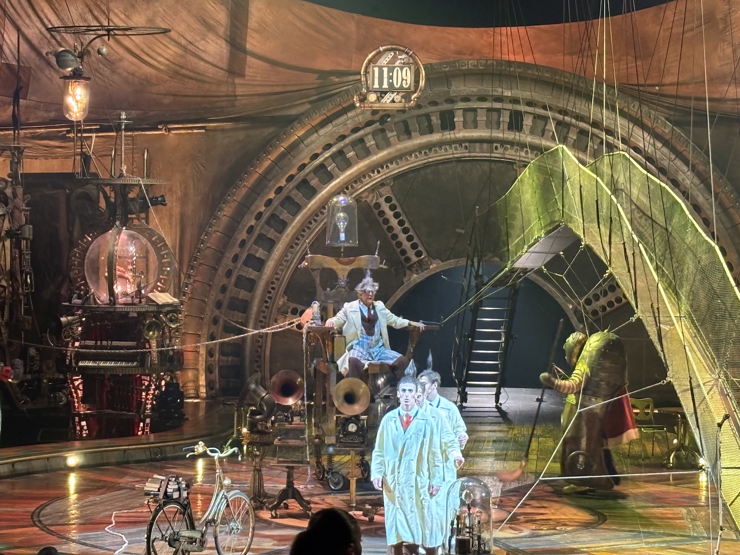 Geneve_Plaipalais_Cirque_Soleil_Kurios_cabinet_curiosite_chapiteau_Chercheur_Curiosistanais
