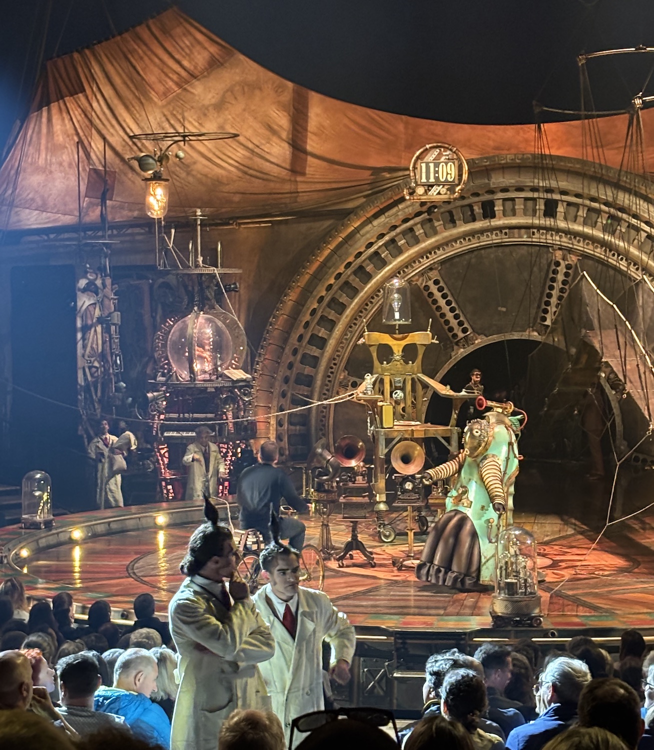 Geneve_Plaipalais_Cirque_Soleil_Kurios_cabinet_curiosite_chapiteau_Chercheur_Kurios_assistant