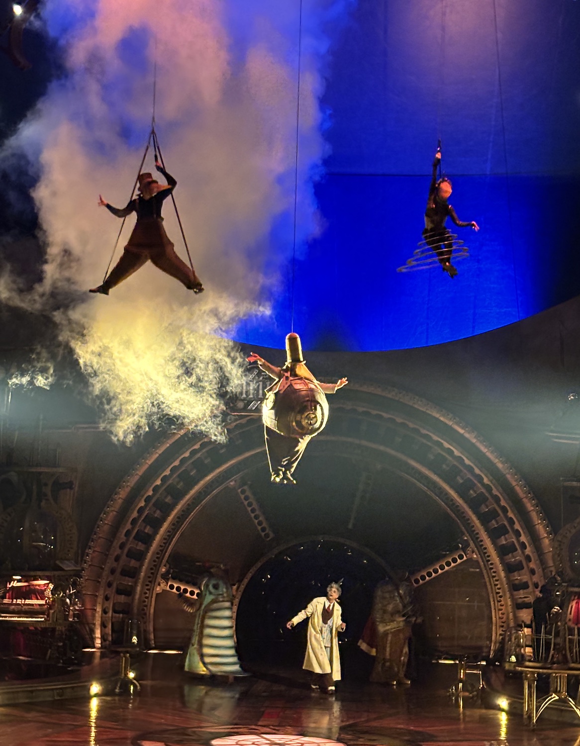 Geneve_Plaipalais_Cirque_Soleil_Kurios_cabinet_curiosite_chapiteau_Klara_suspendu